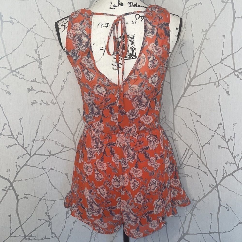ASTR Floral Romper Womens XS Orange Excellent Sleeveless V-Neck Ruffle AP5637 - Picture 3 of 8